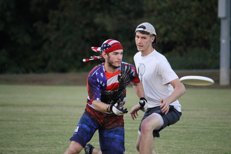 The men’s ultimate Frisbee team begins its scrimmage with alumni during the 2015 season. Kyle Wood, alumni class of 2015, rushes to his teammates aid and attempts to catch his throw while Kyle Mayo, alumni class of 2012, swiftly tries to disrupt the play. 