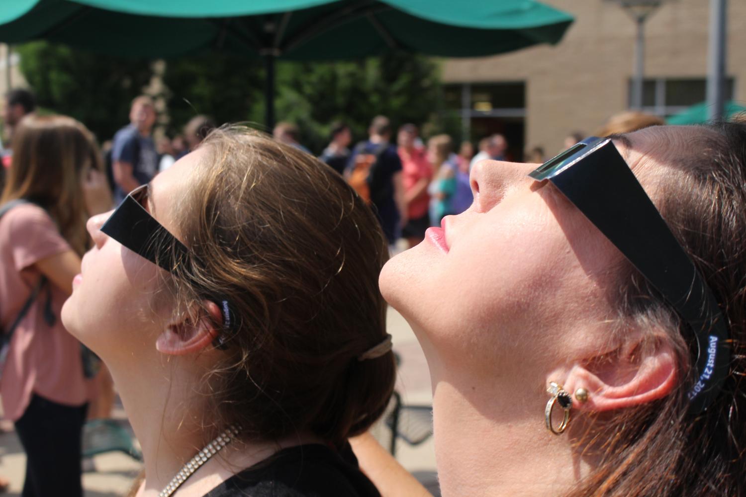 Solar eclipse draws thousands to campus