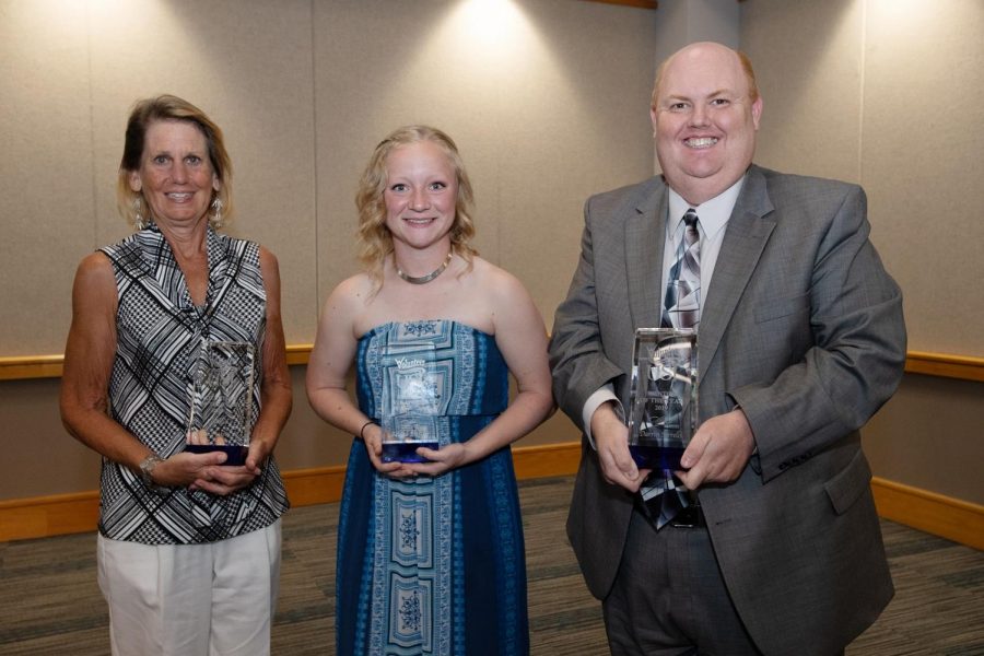 Jennie+Puckett%2C+a+2003+graduate%2C+Darrin+Sorrells%2C+a+learning+assistance+specialist%2C+and+Rebeka+Mercker%2C+a+senior+biology+pre-med+major%2C+accept+their+awards.