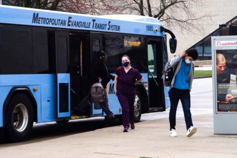 Students exit the Mets bus on their way to class, March 2021. Bus consistancey has been an issue with students for much longer than this semester. 