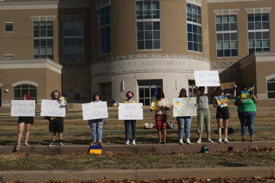 A group of USI students and a Ukrainian Evansville resident gathered outside of the Rice Library on Wednesday, March 2nd to protest the Russian invasion of Ukraine.