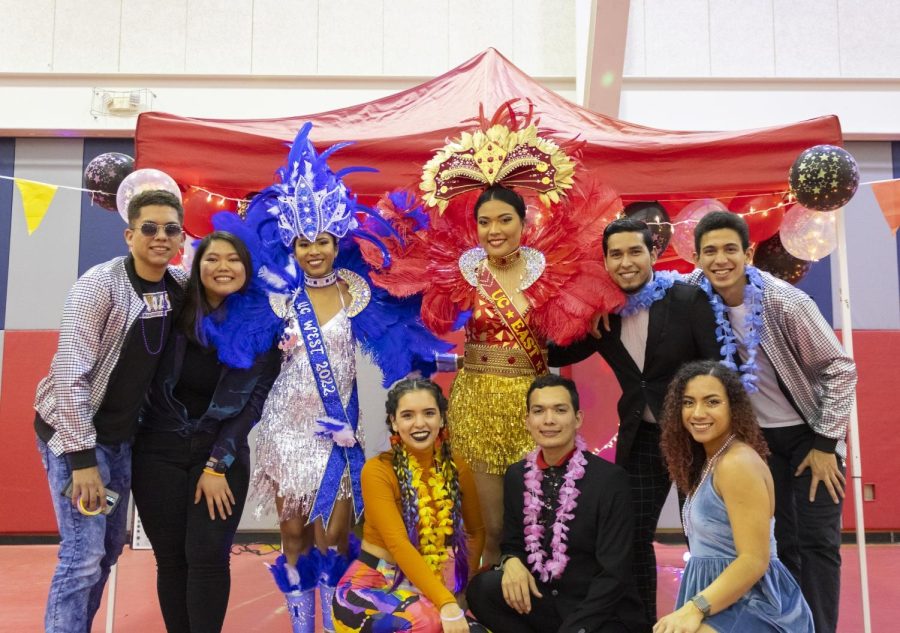 Panamanian students gather together with the UC West and UC East queens in celebration of the PANAS SpringFest 2022 Panamanian carnival.