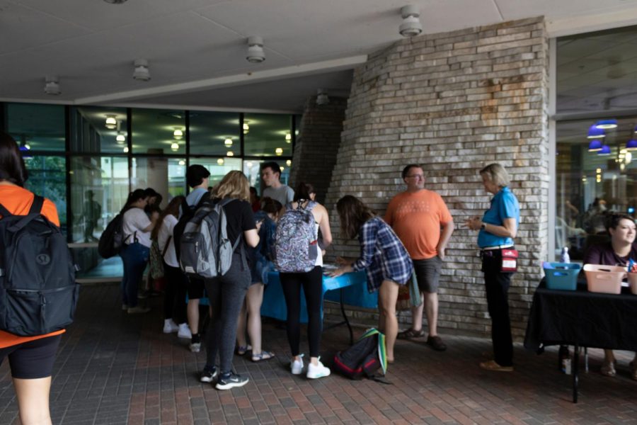 Students paint rocks at the table sponsored by the Student Christian Fellowship in the Breezeway on Aug. 23. Painting pet rocks was one of the various Welcome Week events during the first week of Fall 2022 classes. (Photo by Crystal Killian)