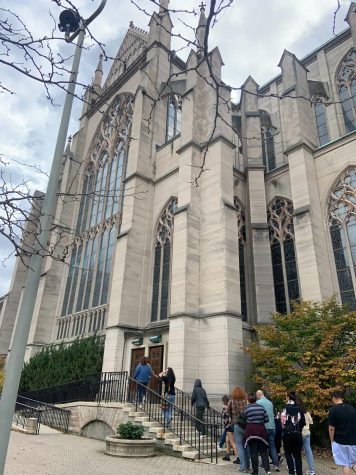 Art Club members enter the Cathedral Basilica of the Assumption in Covington, Kentucky Saturday. They took a detour during their trip to Cincinnati. (Photo by Maliah White)