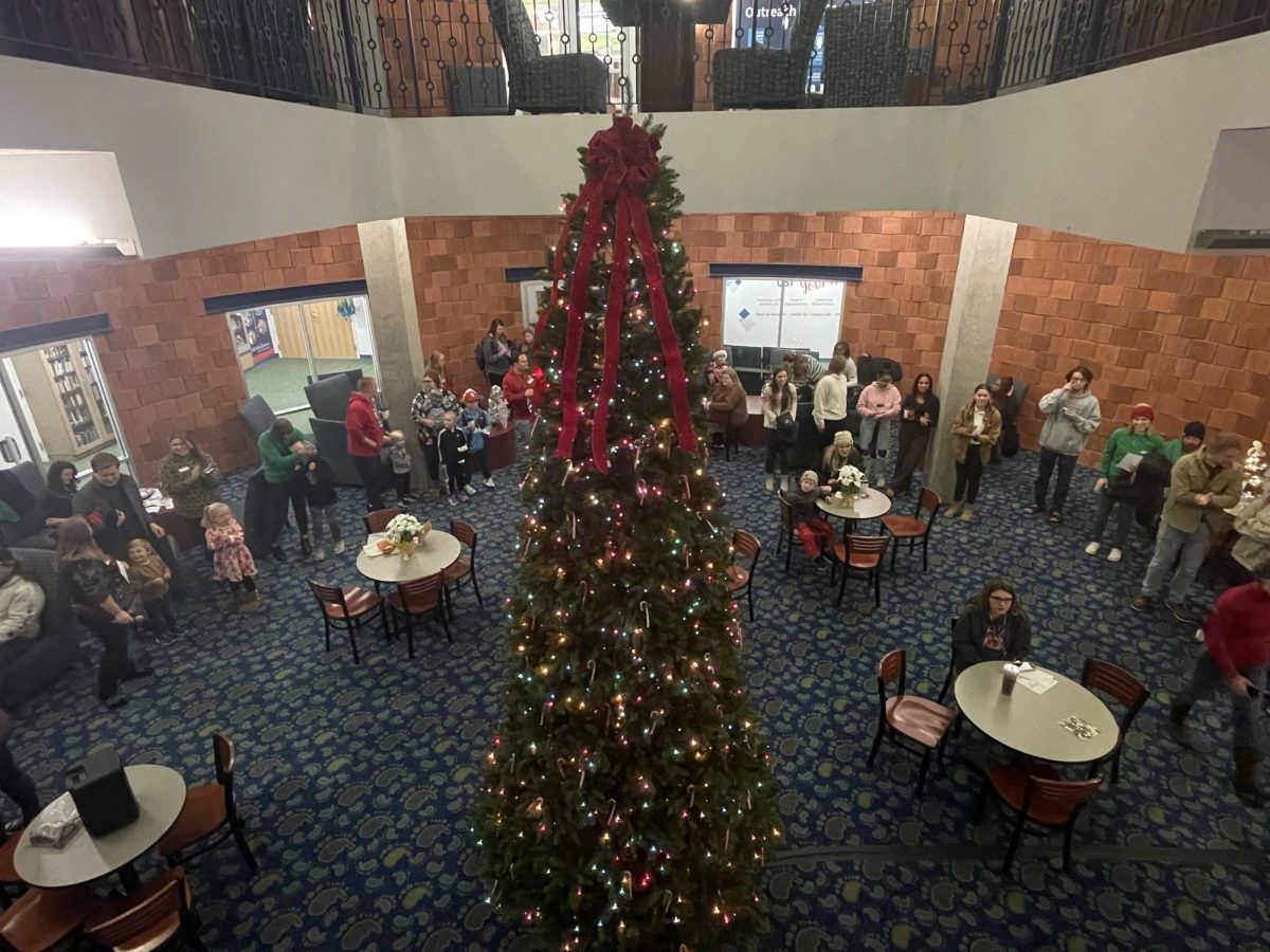 Students+and+alumni+gather+in+the+Fireside+Lounge+to+witness+the+Christmas+tree+lighting+during+the+Student+Alumni+Associations+Lighting+A+Tradition+event+Monday.