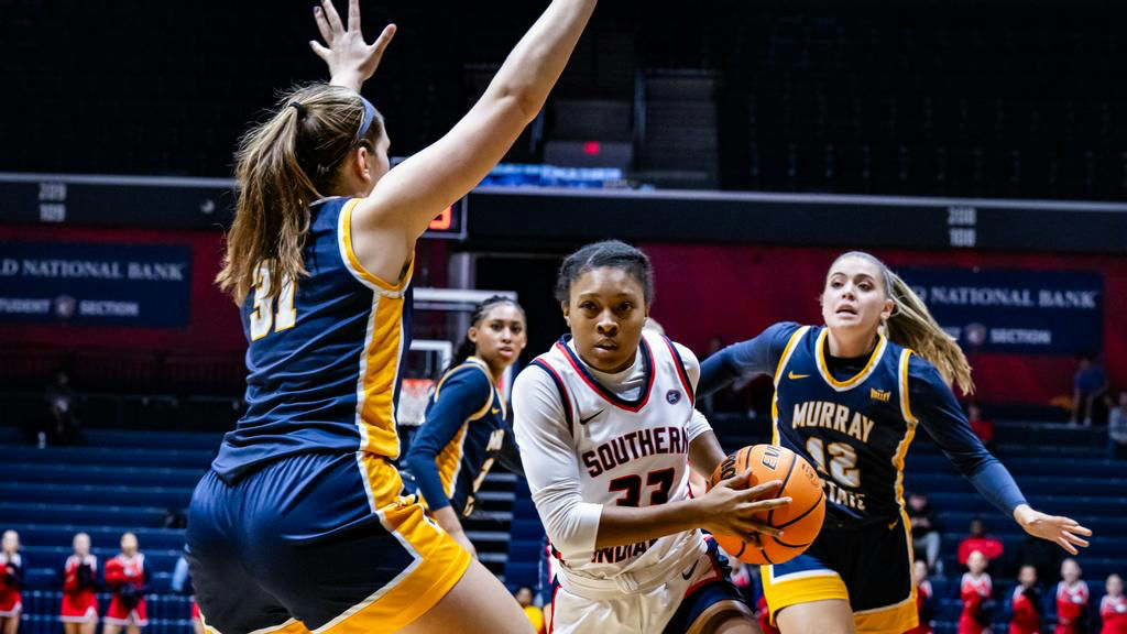 Triniti+Ralston%2C+freshman+guard%2C+drives+to+the+basket+as+three+Murray+State+defenders+attempt+to+stop+her+Friday+in+the+Screaming+Eagles+Arena.+%28Photo+courtesy+of+Elizabeth+Randolph+and+USI+Athletics%29