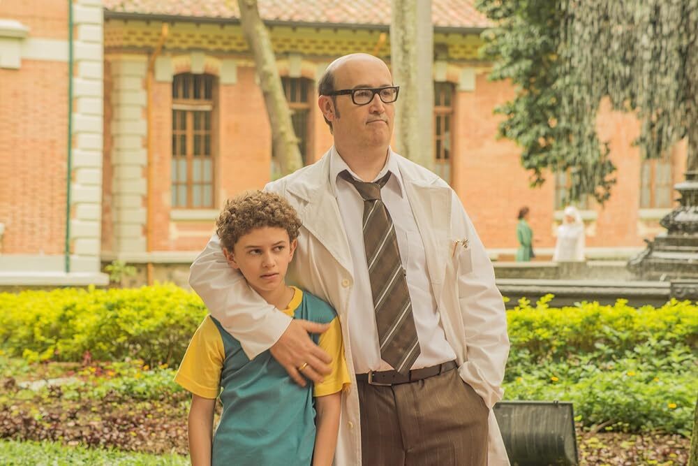 Héctor Abad Gómez (Javier Cámara) puts his arm around his son, Héctor Abad Faciolince (Nicolás Reyes Cano), in “Memories of My Father.” The Spanish Film Club series will begin with “Memories of My Father” at 7 p.m. Thursday in Forum I of the Wright Administration Building. (Photo courtesy of Caracol Televisión, Dago Dago García Producciones and Lupin Film)