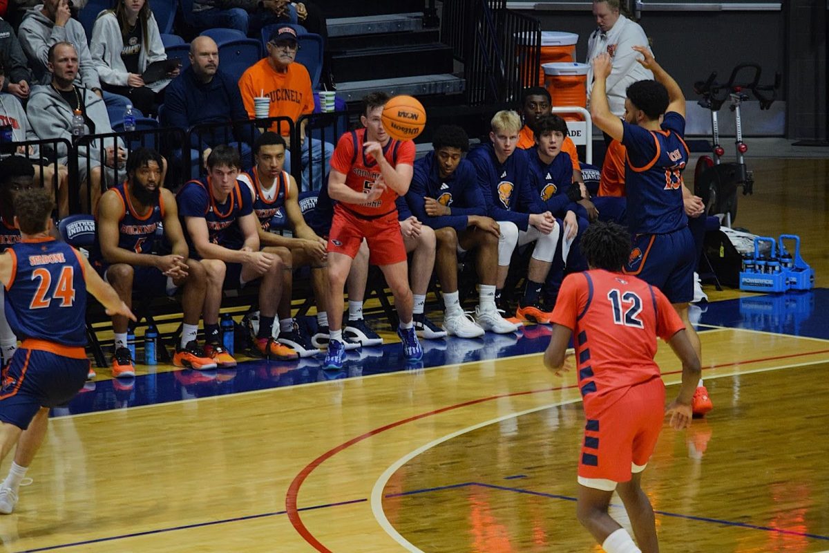 Jack Campion, junior guard, inbounds the ball to Stephen Olowoniyi, sophomore forward, from the courtside Thursday in Liberty Arena. (Photo by Alex Mendoza)
