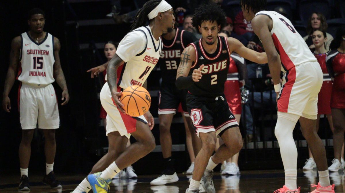 Sheridan Sharp, junior guard, dribbles the ball around a screen set by Cardell Bailey, senior guard, during the game against Southern Illinois University Edwardsville Saturday, Jan. 31, at Liberty Arena. (Photo by Anderson Schmidt)